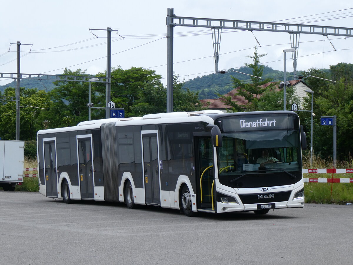 (276'232) - PostAuto Nordschweiz - BL 213'883/PID 12'418 - MAN (ex RSVG Troisdorf/D Nr. 2808) am 3. Juni 2025 beim Bahnhof Aesch