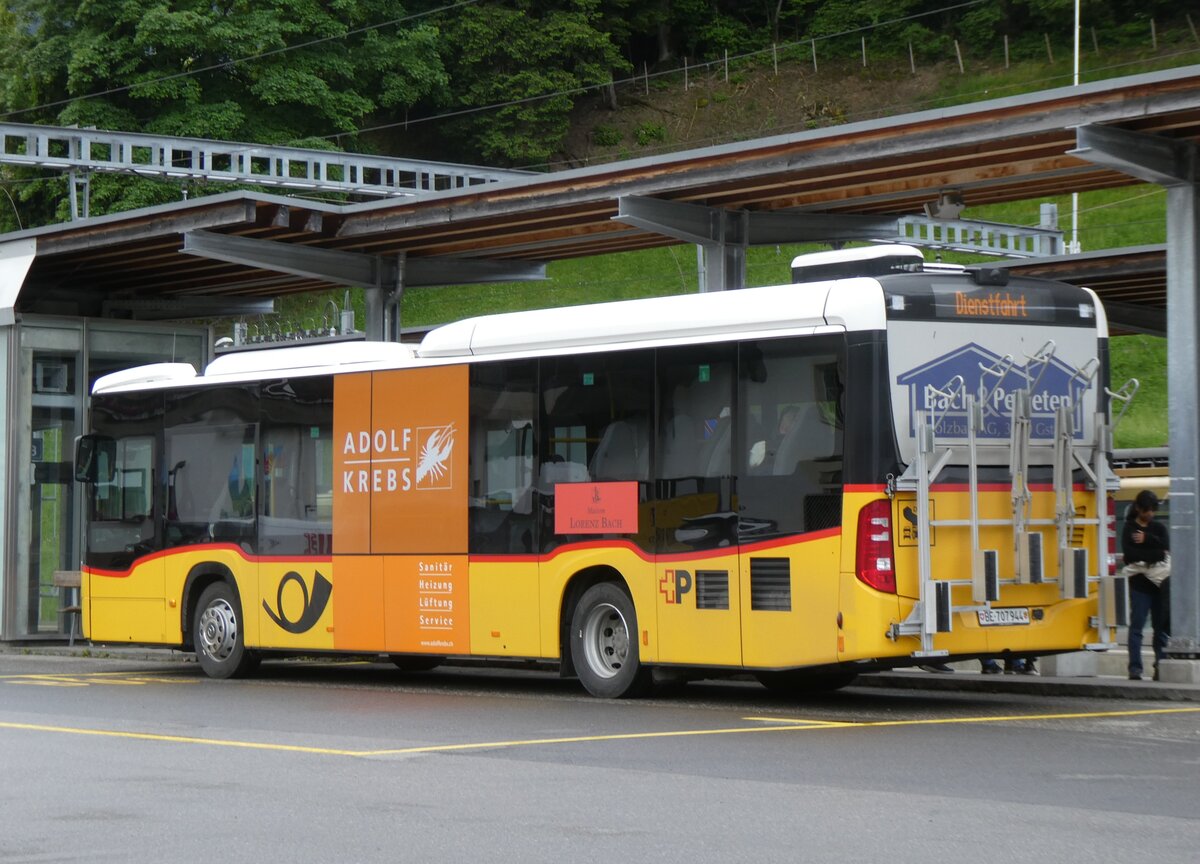 (276'273) - PostAuto Bern - BE 707'944/PID 12'071 - Mercedes (ex Kbli, Gstaad) am 5. Juni 2025 beim Bahnhof Gstaad