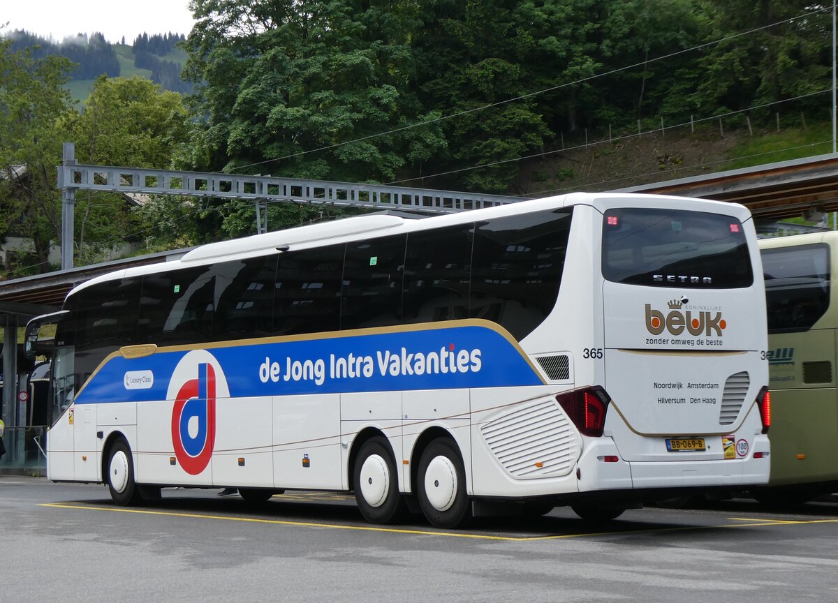 (276'278) - Aus Holland: Beuk, Noordwijk - Nr. 365/BB-069-B - Setra am 5. Juni 2025 beim Bahnhof Gstaad