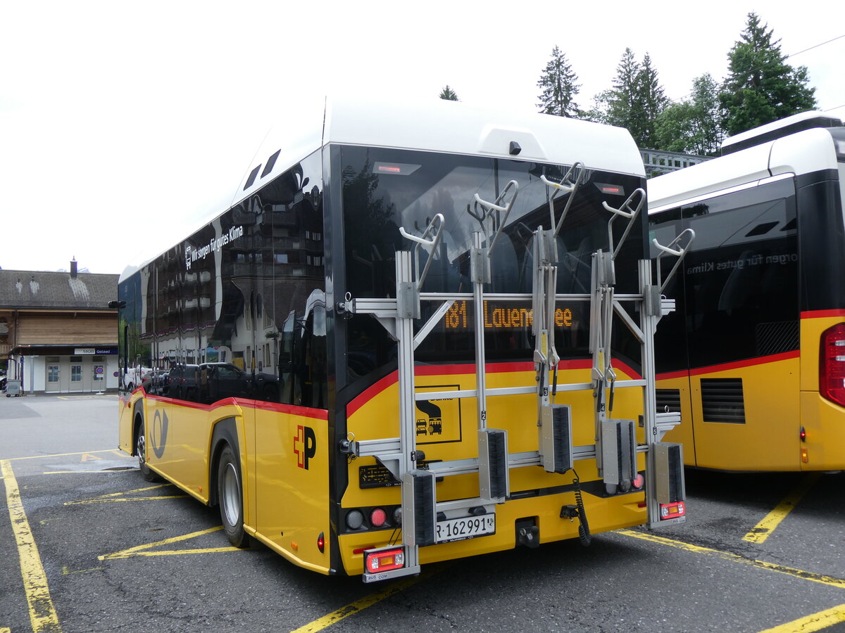 (276'281) - PostAuto Graub�nden - GR 162'991/PID 12'081 - eSolaris am 5. Juni 2025 beim Bahnhof Gstaad