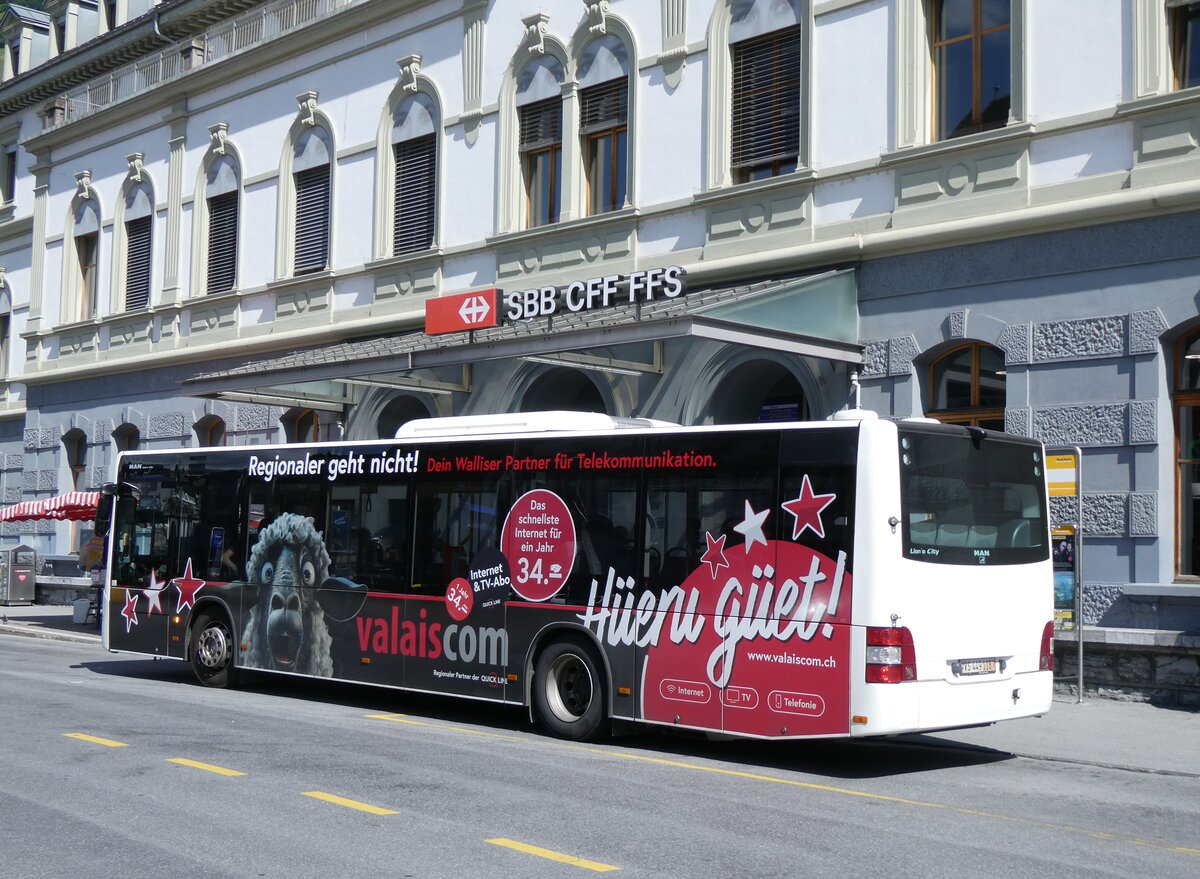 (276'298) - PostAuto Wallis - VS 449'118/PID 10'446 - MAN am 6. Juni 2025 beim Bahnhof Brig