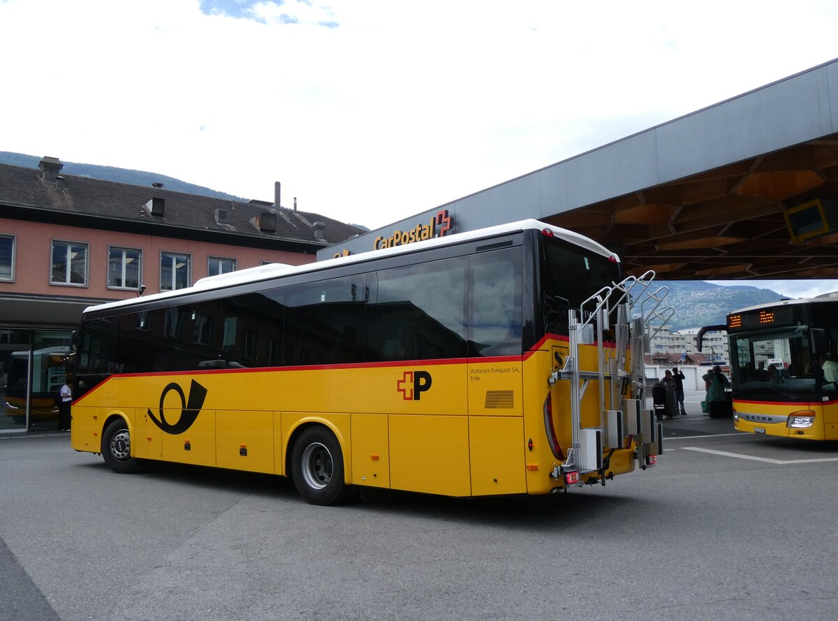(276'317) - Evquoz, Erde - VS 1011/PID 12'235 - Iveco am 6. Juni 2025 beim Bahnhof Sion