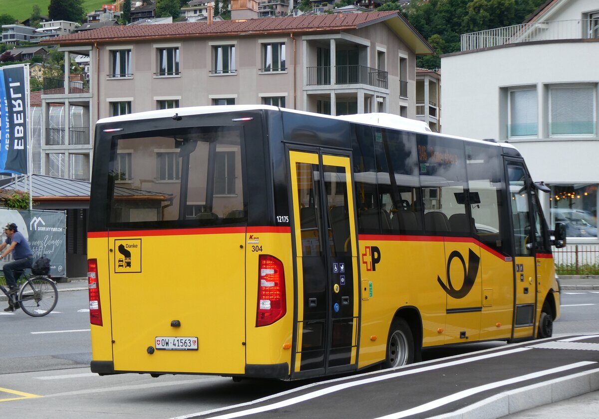 (276'450) - PostAuto Zentralschweiz - Nr. 304/OW 41'563/PID 12'175 - Iveco/K-Bus am 7. Juni 2025 beim Bahnhof Sarnen