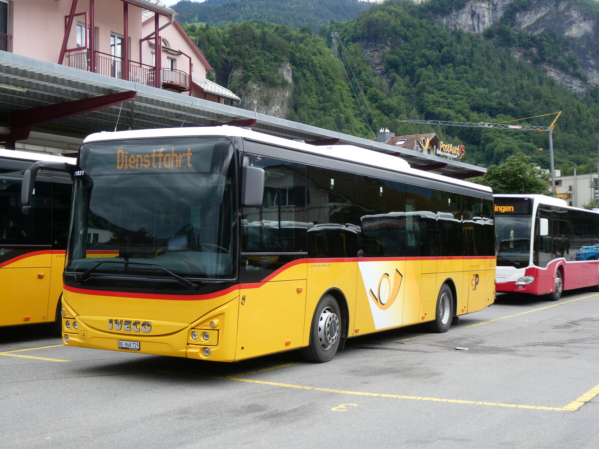 (276'459) - Fl�ck, Brienz - Nr. 29/BE 868'729/PID 11'831 - Iveco am 7. Juni 2025 in Meiringen, Postautostation
