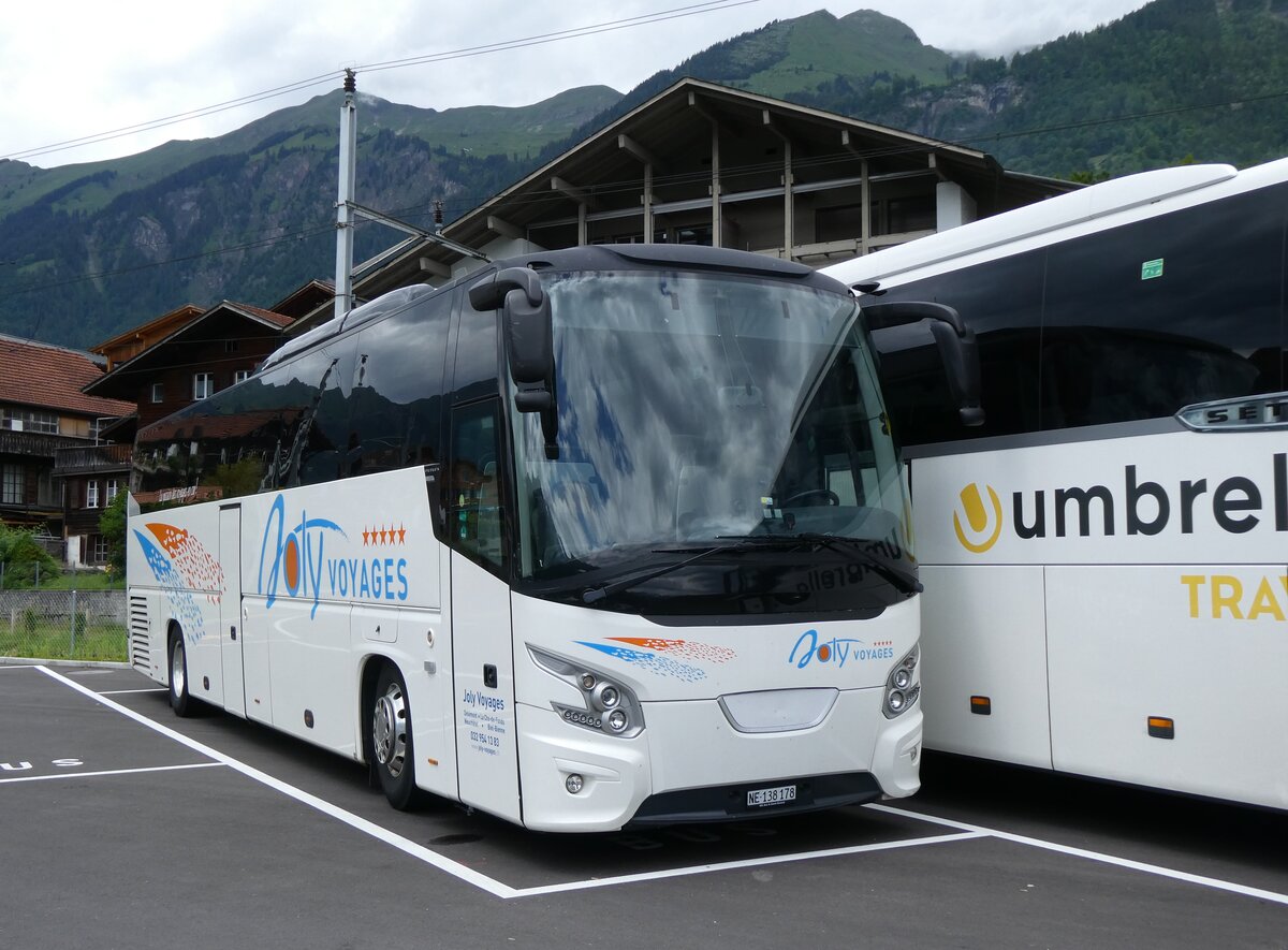 (276'480) - Joly Voyages, Les Breuleux - NE 138'178 - VDL am 7. Juni 2025 beim Bahnhof Brienz