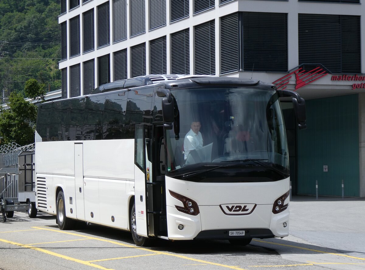 (276'711) - Heimat Reisen, Rmlang - SH 70'549 - VDL am 14. Juni 2025 beim Bahnhof Brig