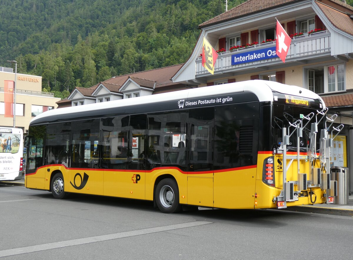 (276'735) - PostAuto Bern - BE 610'537/PID 12'126 - eMercedes am 15. Juni 2025 beim Bahnhof Interlaken Ost 