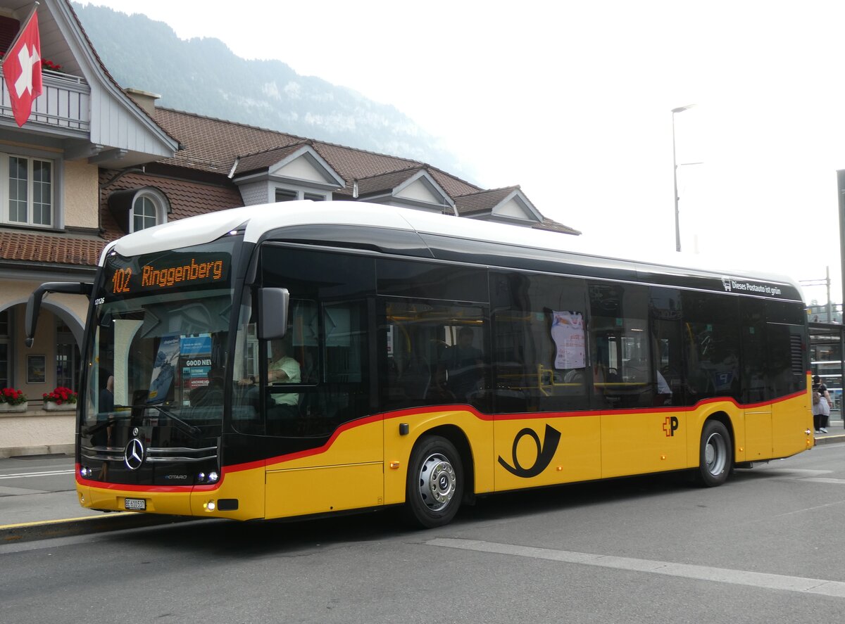 (276'736) - PostAuto Bern - BE 610'537/PID 12'126 - eMercedes am 15. Juni 2025 beim Bahnhof Interlaken Ost