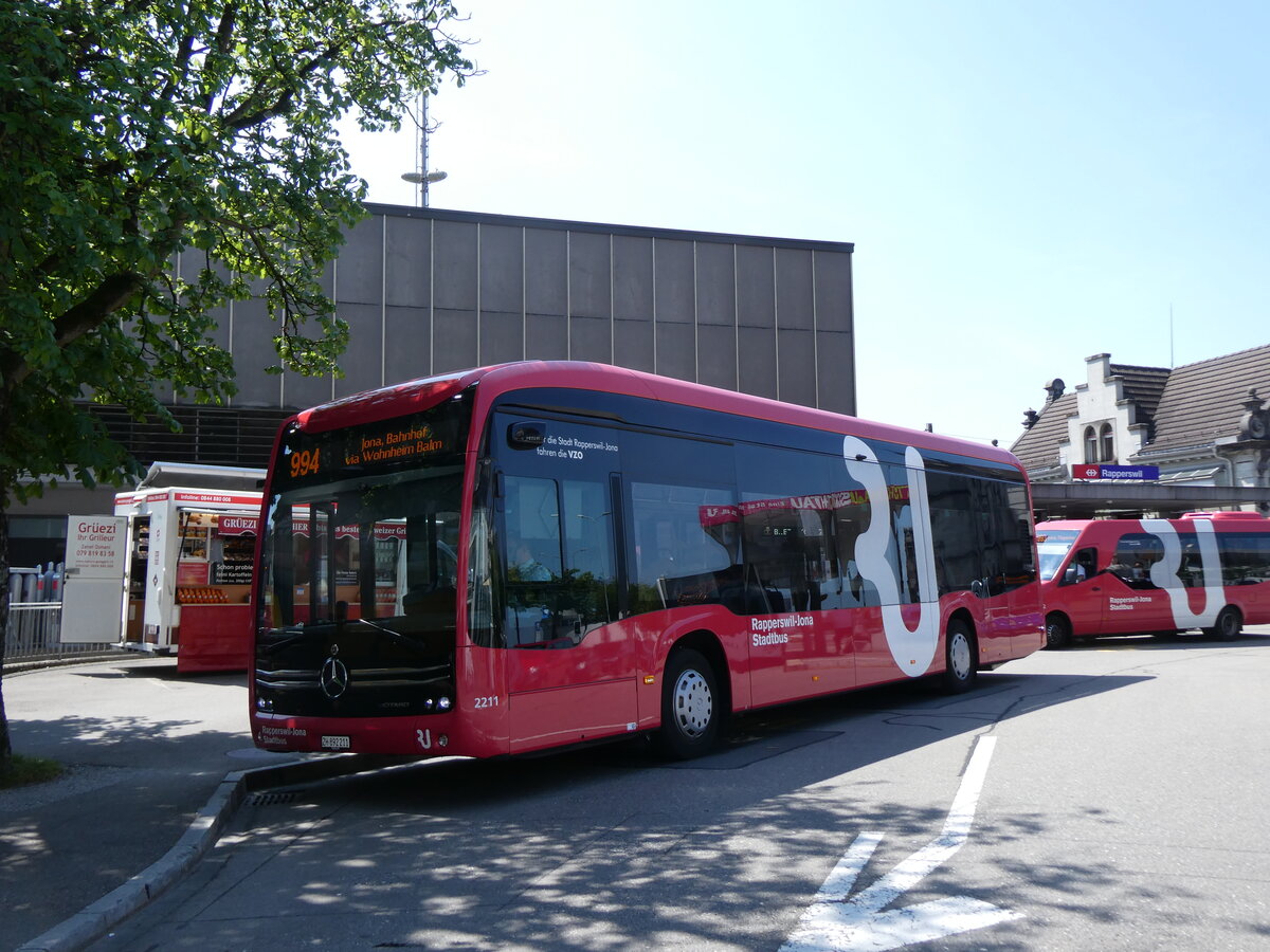 (276'804) - VZO Grningen - Nr. 2211/ZH 892'211 - eMercedes am 17. Juni 2025 beim Bahnhof Rapperswil