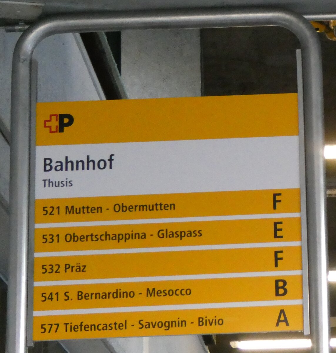 (276'969) - +P-Haltestellenschild - Thusis, Bahnhof - am 18. Juni 2025