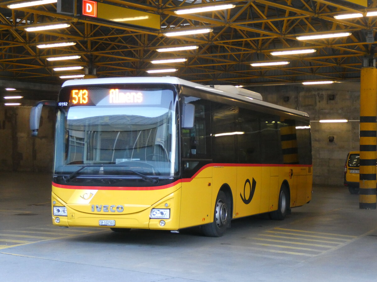 (276'977) - PostAuto Graub�nden - GR 102'503/PID 10'192 - Iveco am 18. Juni 2025 in Thusis, Postautostation