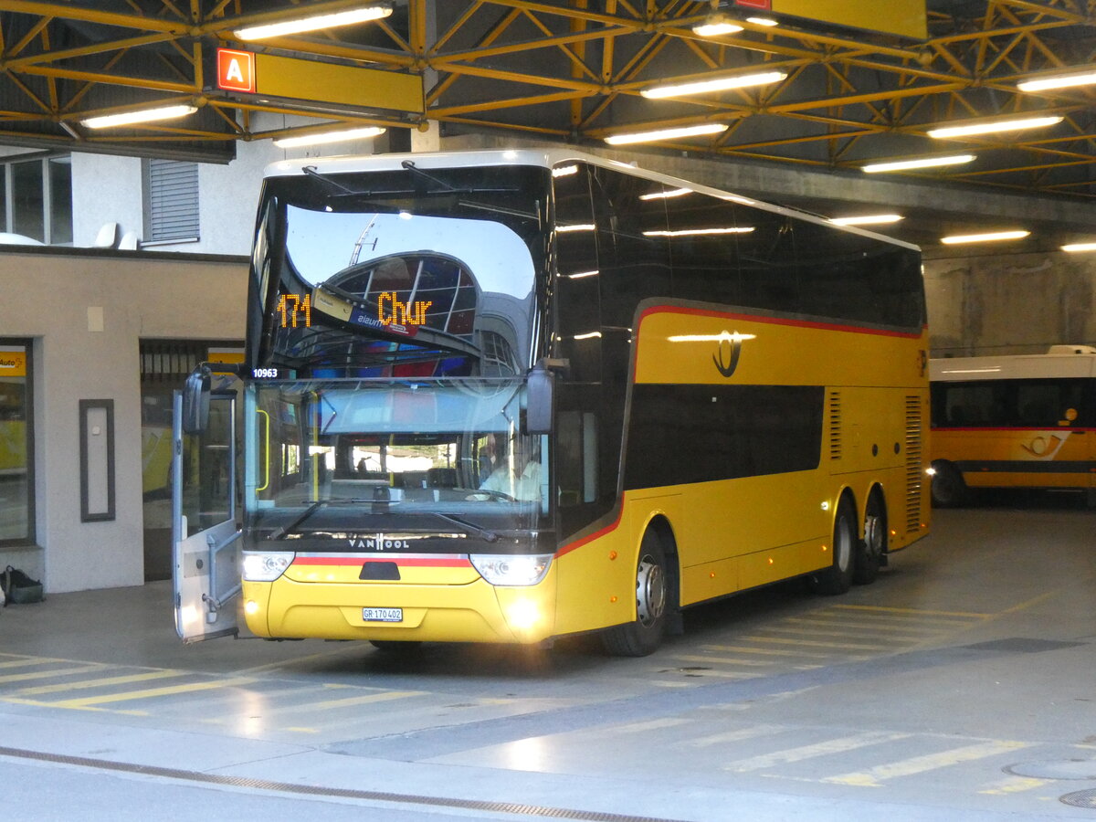 (276'978) - PostAuto Graubnden - GR 170'402/PID 10'963 - Van Hool am 18. Juni 2025 in Thusis, Postautostation