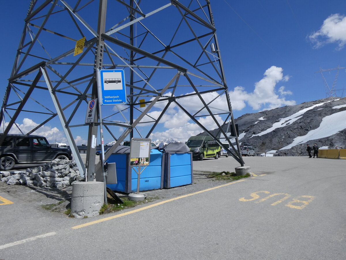 (277'046) - Sdtirolmobil/PostAuto-Haltestelle am 19. Juni 2025 auf dem Stilfserjoch