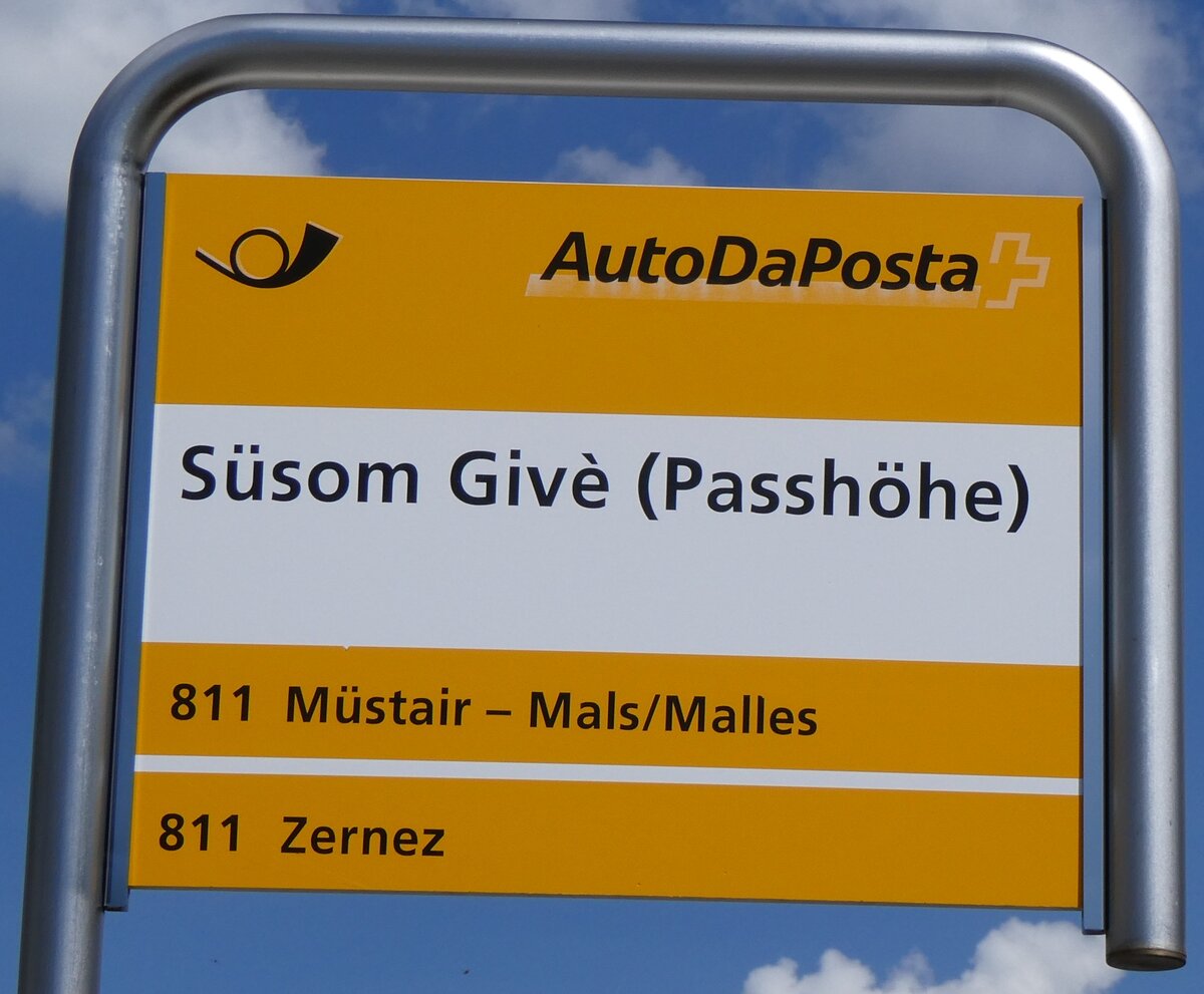 (277'054) - PostAuto-Haltestellenschild - Ssom Giv (Passhhe) - am 19. Juni 2025
