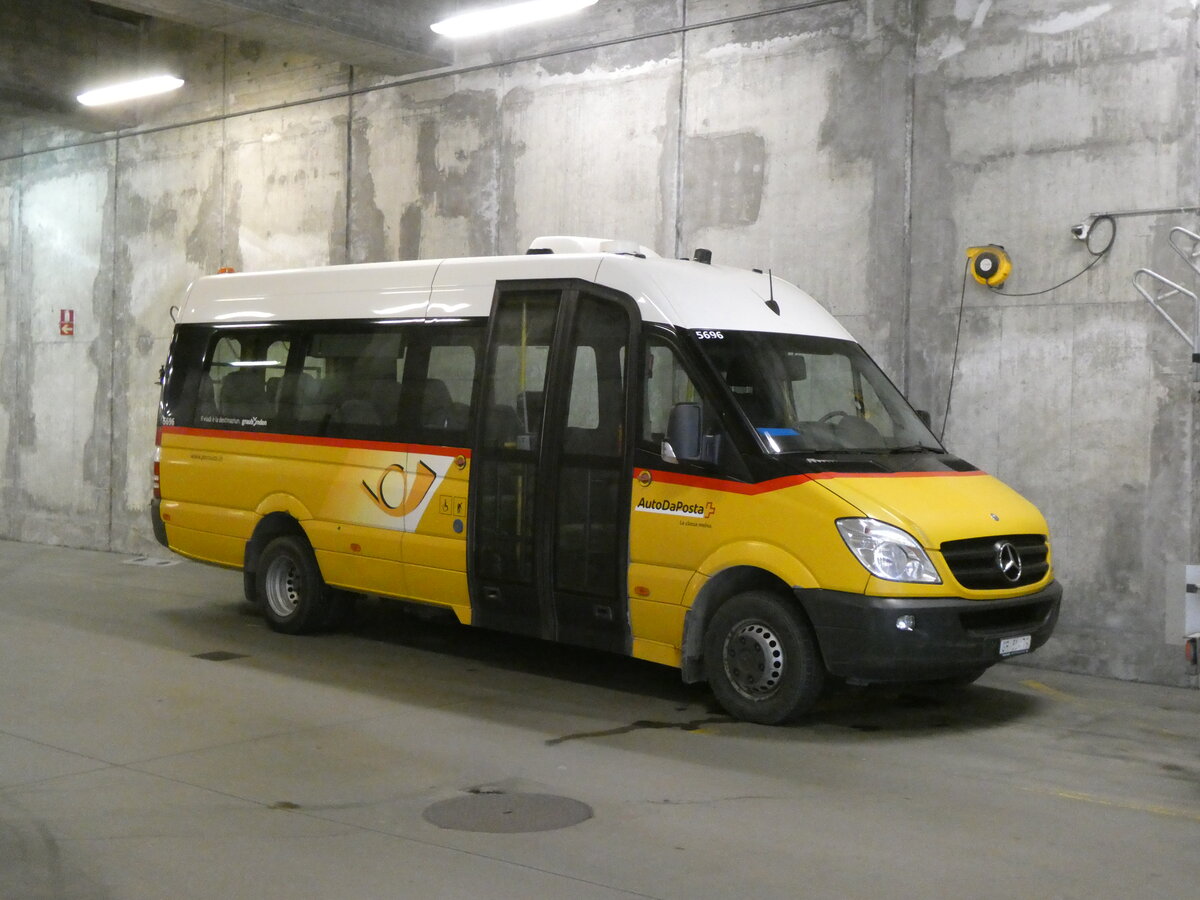 (277'079) - PostAuto Graubnden - GR 51'479 /PID 5696 - Mercedes am 19. Juni 2025 in Thusis, Postautostation