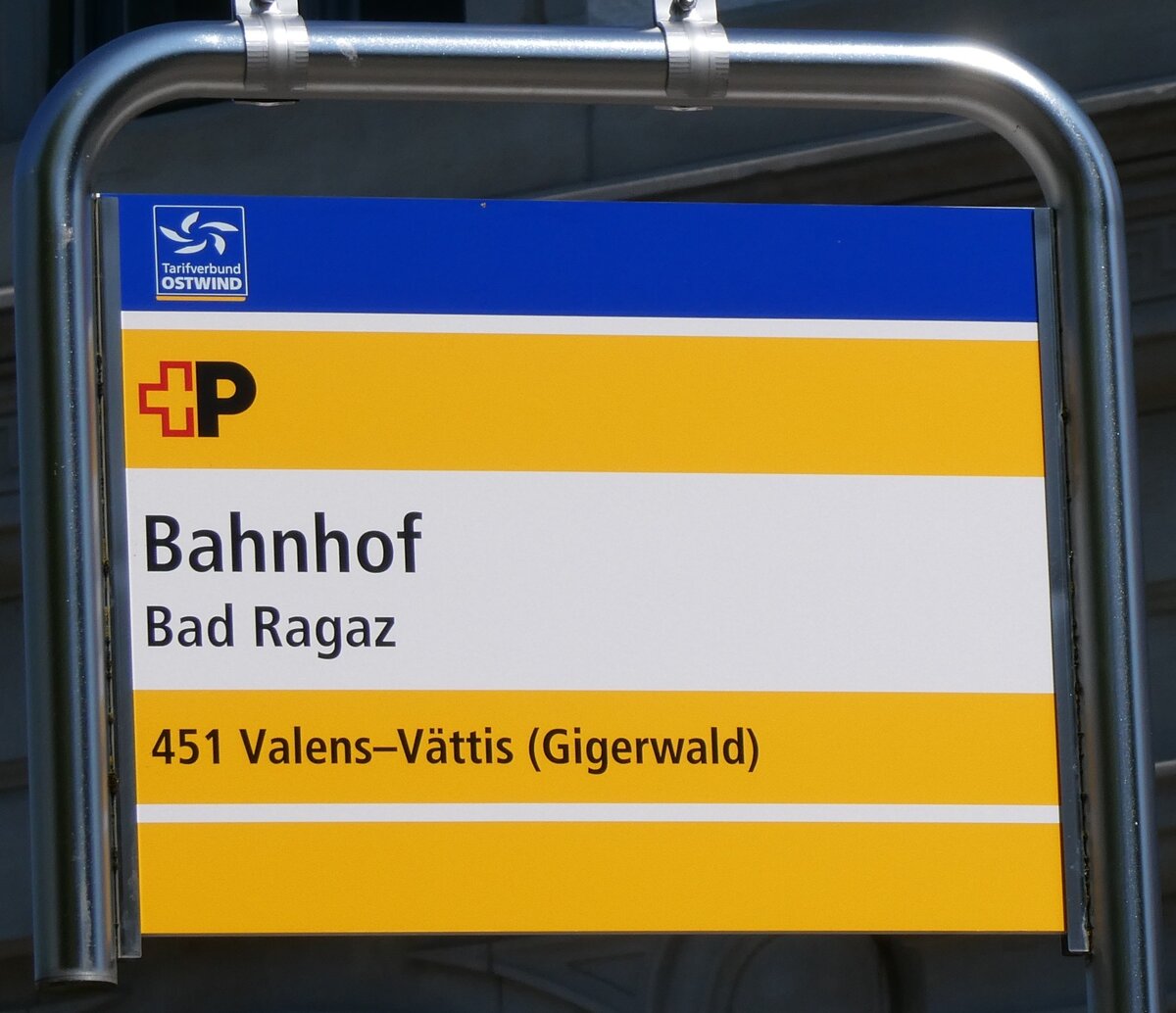(277'108) - +P-Haltestellenschild - Bad Ragaz, Bahnhof - am 20. Juni 2025