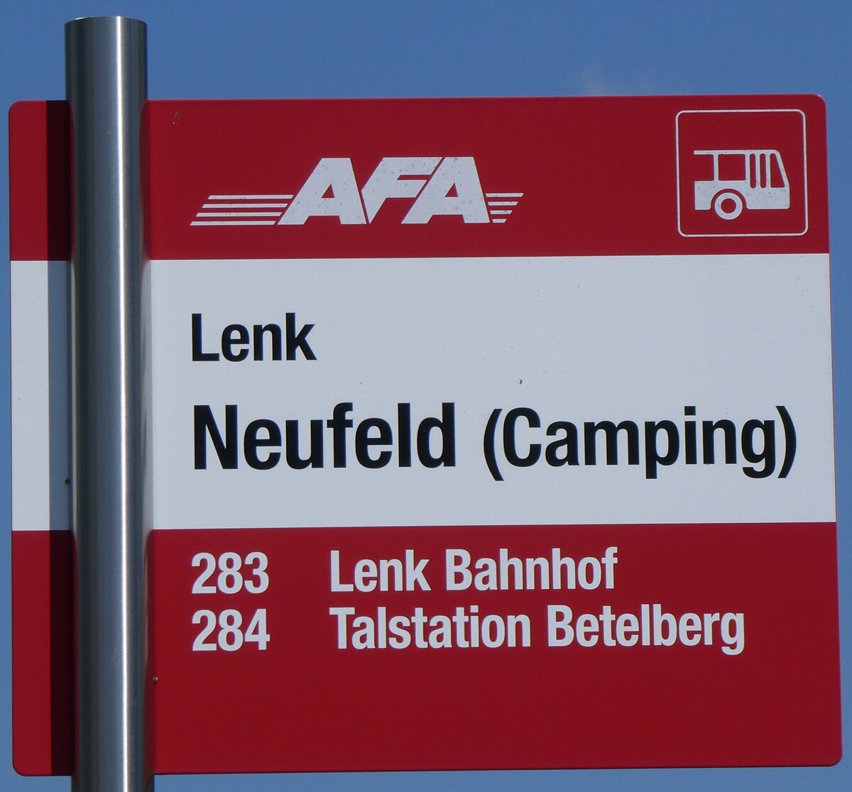 (277'163) . AFA-Haltestellenschild - Lenk, Neufeld (Camping) - am 21. Juni 2025