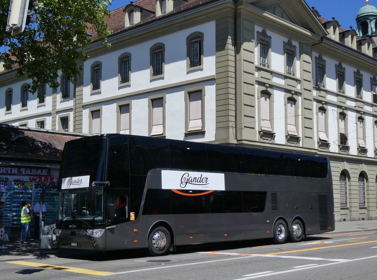 (277'312) - Gander, Chteau-d'Oex - VD 220'663 - Van Hool (ex Domo, Glattbrugg) am 28. Juni 2025 beim Bahnhof Bern