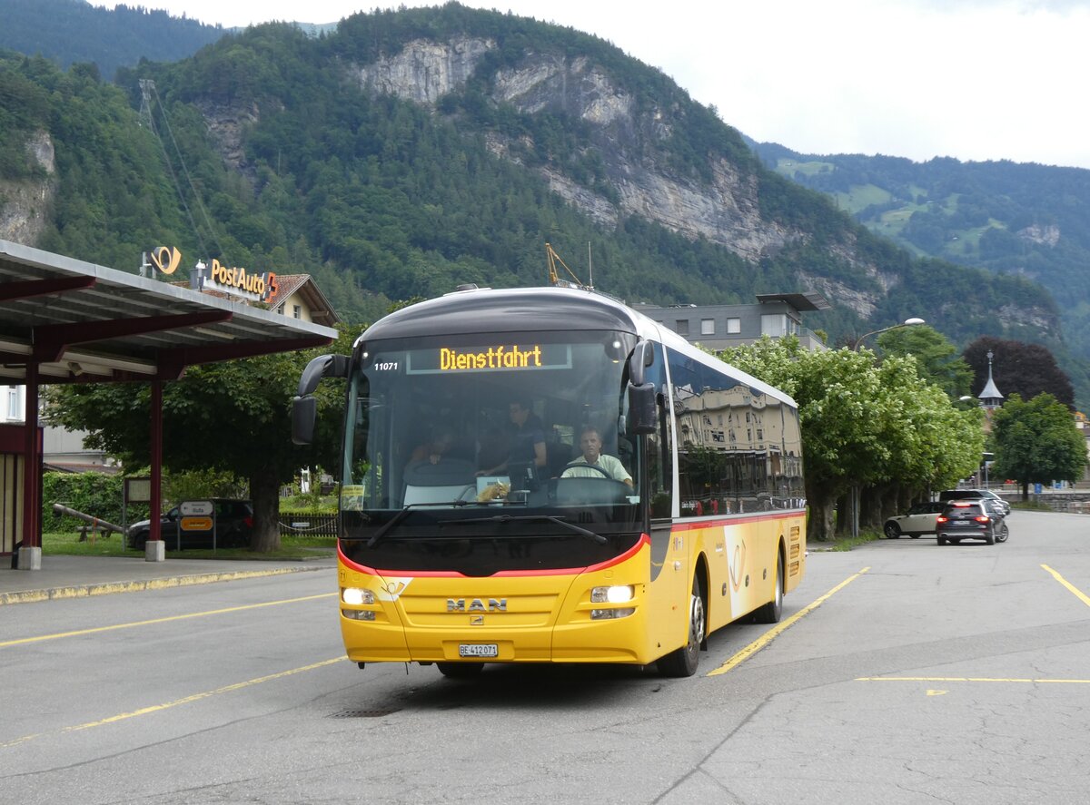 (277'473) - PostAuto Bern - Nr. 71/BE 412'071/PID 11'071 - MAN (ex PostAuto Zentralschweiz Nr. 20; ex Dillier, Sarnen Nr. 20) am 1. Juli 2025 in Meiringen, Postautostation
