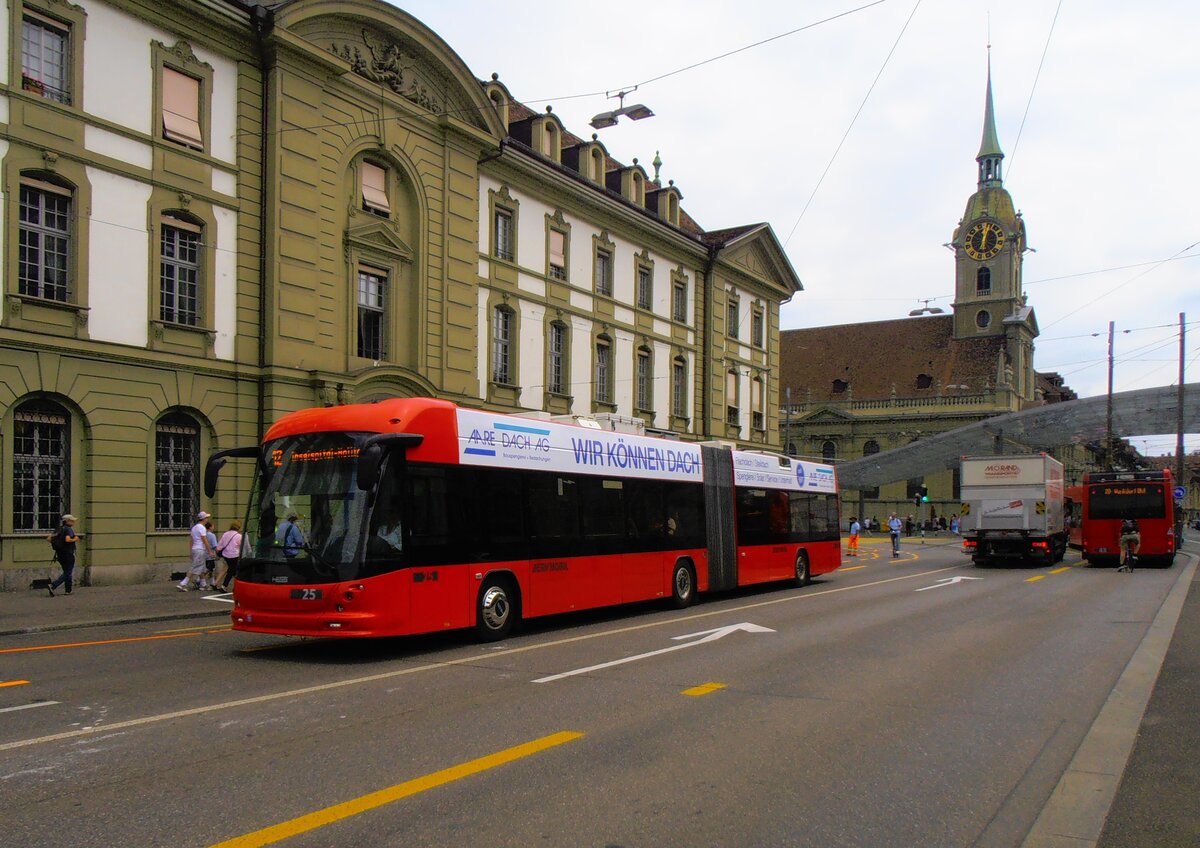 (277'507) - Bernmobil, Bern - Nr. 25 - Hess/Hess Gelenktrolleybus am 4. Juli 2025 beim Bahnhof Bern