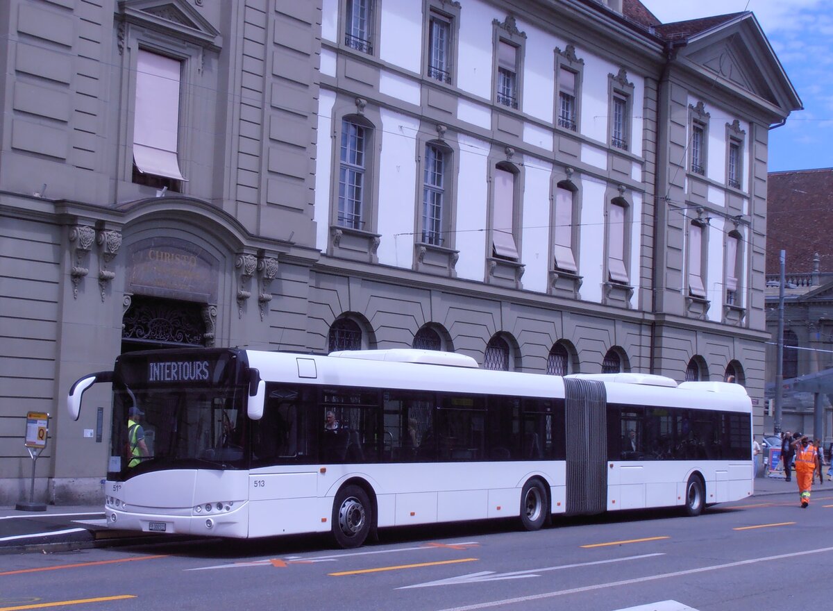 (277'671) - Intertours, Domdidier - Nr. 513/FR 300'513 - Solaris (ex AAGR Rothenburg Nr. 13) am 7. Juli 2025 beim Bahnhof Bern 