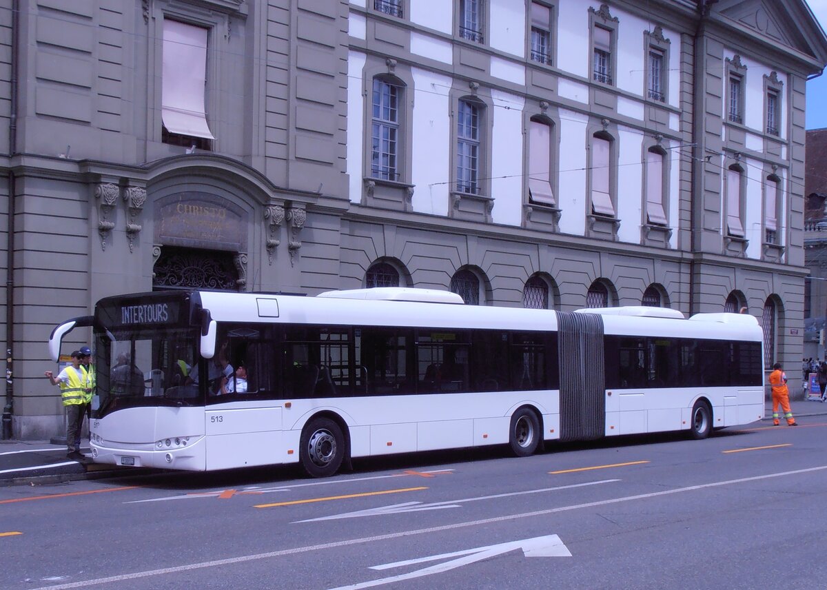 (277'673) - Intertours, Domdidier - Nr. 513/FR 300'513 - Solaris (ex AAGR Rothenburg Nr. 13) am 7. Juli 2025 beim Bahnhof Bern