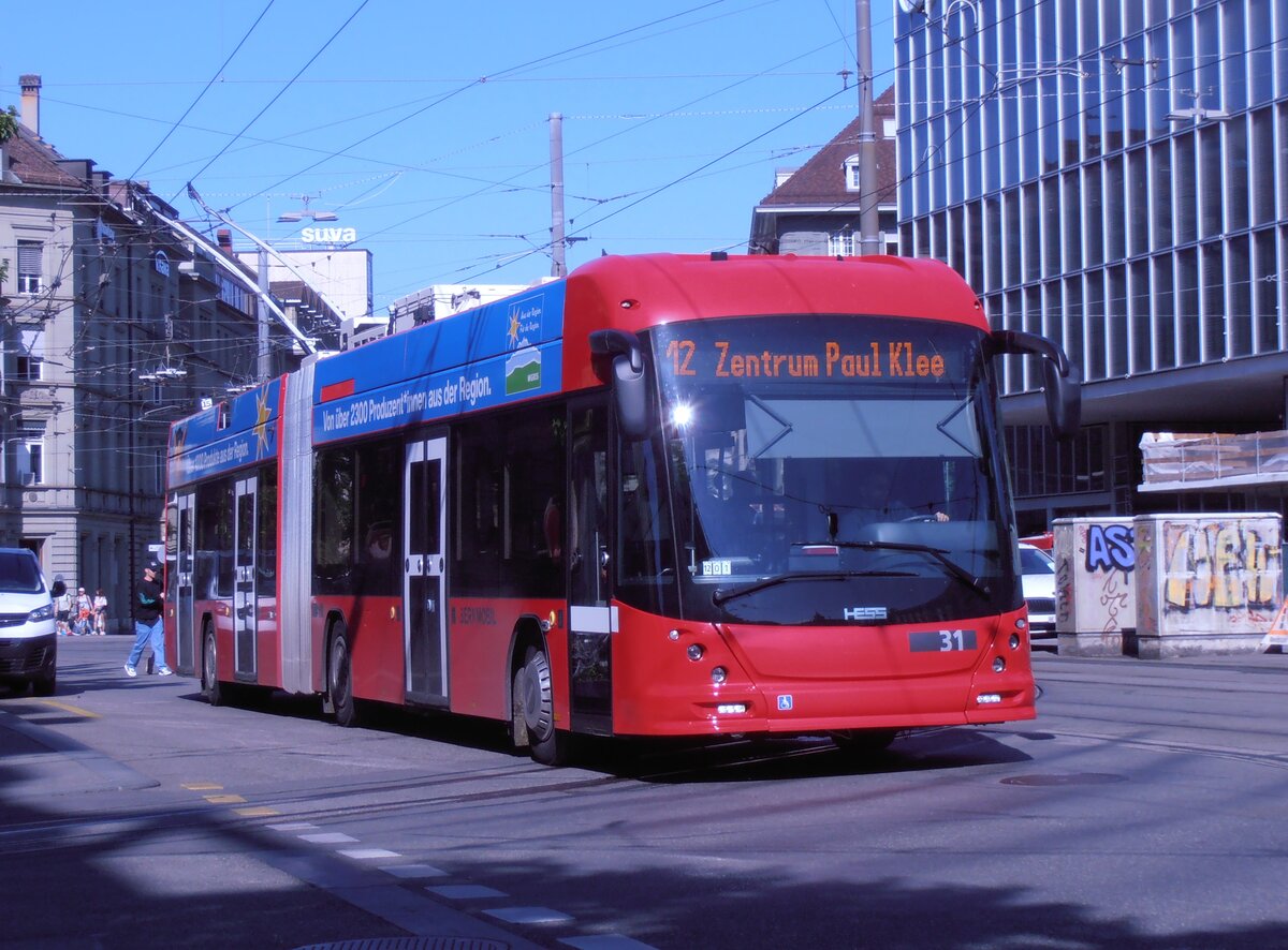 (277'695) - Bernmobil, Bern - Nr. 31 - Hess/Hess Gelenktrolleybus am 9. Juli 2025 beim Bahnhof Bern