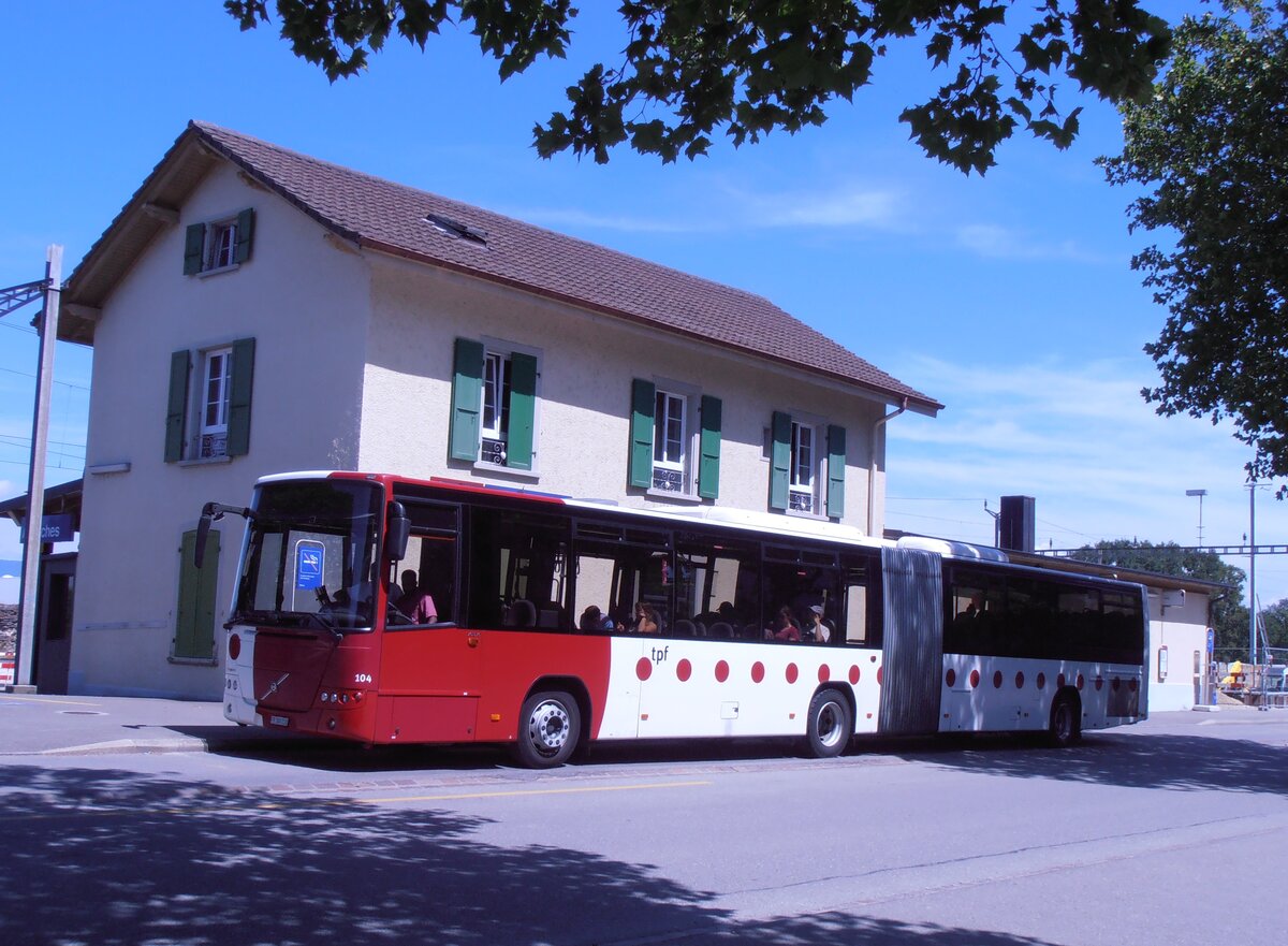 (277'786) - TPF Fribourg - Nr. 104/FR 300'210 - Volvo am 12. Juli 2025 beim Bahnhof Avenches