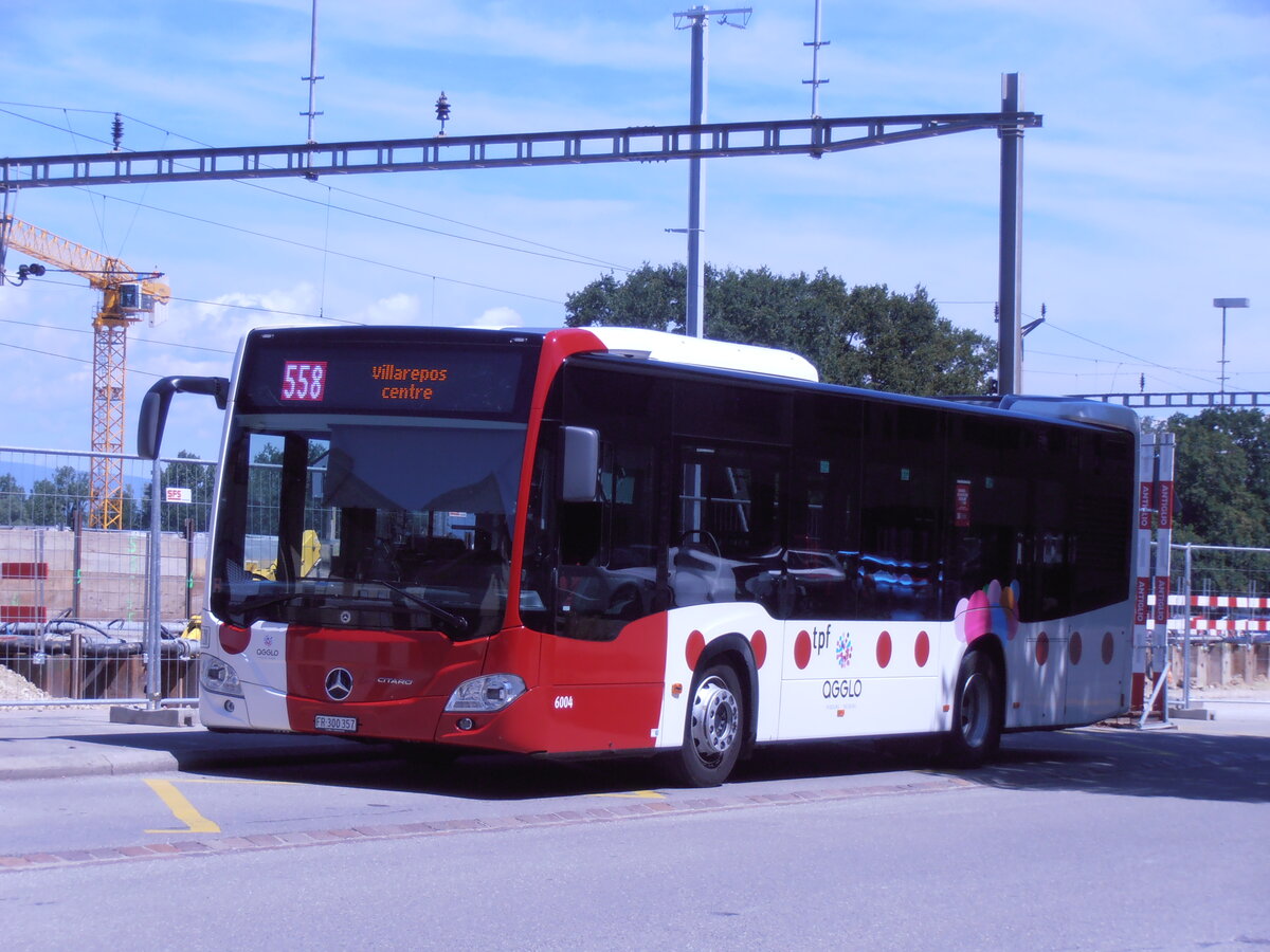 (277'789) - TPF Fribourg - Nr. 6004/FR 300'357 - Mercedes am 12. Juli 2025 beim Bahnhof Avenches