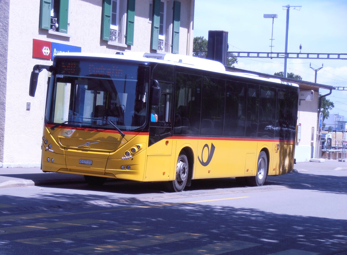 (277'791) - CarPostal Ouest - VD 577'171/PID 10'468 - Volvo (ex Favre, Avenches) am 12. Juli 2025 beim Bahnhof Avenches