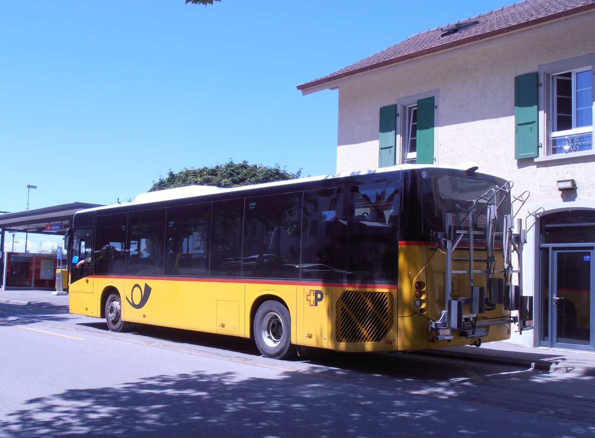 (277'792) - CarPostal Ouest - VD 577'171/PID 10'468 - Volvo (ex Favre, Avenches) am 12. Juli 2025 beim Bahnhof Avenches