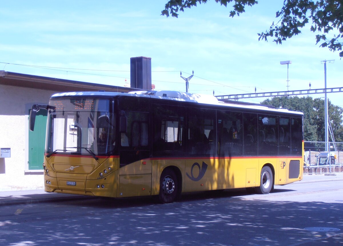 (277'795) - CarPostal Ouest - VD 615'780/PID 10'733 - Volvo (ex Favre, Avenches) am 12. Juli 2025 beim Bahnhof Avenches 
