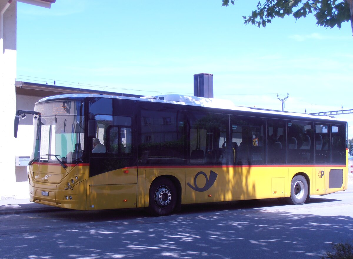 (277'796) - CarPostal Ouest - VD 615'780/PID 10'733 - Volvo (ex Favre, Avenches) am 12. Juli 2025 beim Bahnhof Avenches