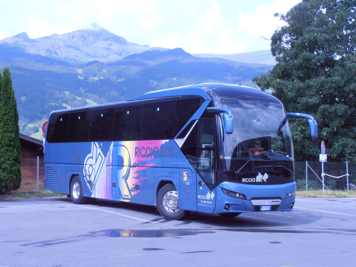 (277'844) - Aus Italien: Riccio Bus, Alvignano - GJ-723 PT - Neoplan am 15. Juli 2025 beim Bahnhof Grindelwald
