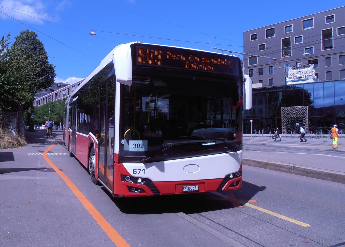 (277'893) - Intertours, Domdidier - Nr. 671/FR 300'671 - Solaris (ex PostBus/A BD 15'715) am 17. Juli 2025 beim Bahnhof Bern Europaplatz