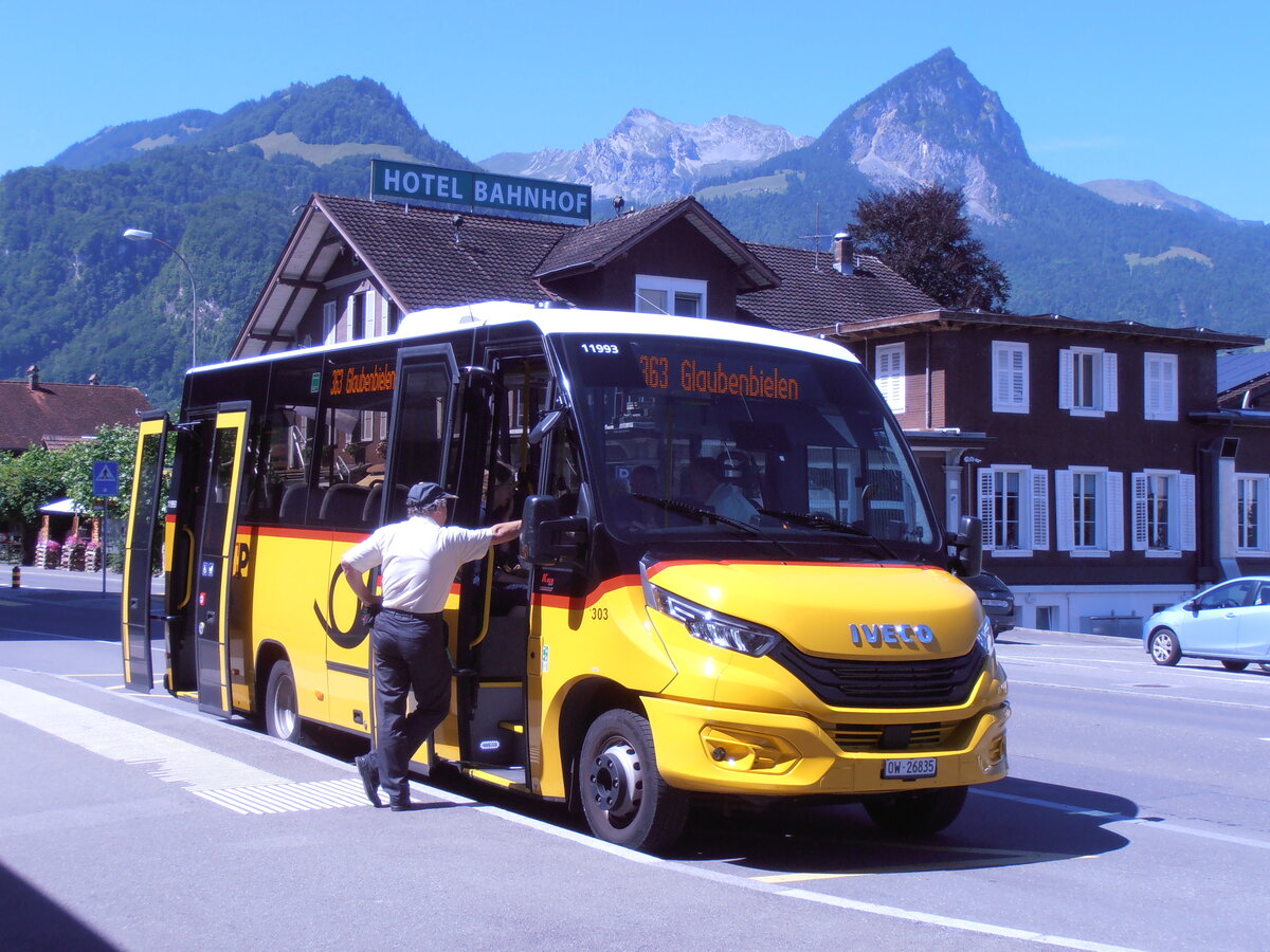 (277'924) - PostAuto Zentralschweiz - Nr. 303/OW 26'835/PID 11'993 - Iveco/K-Bus am 18. Juli 2025 beim Bahnhof Giswil