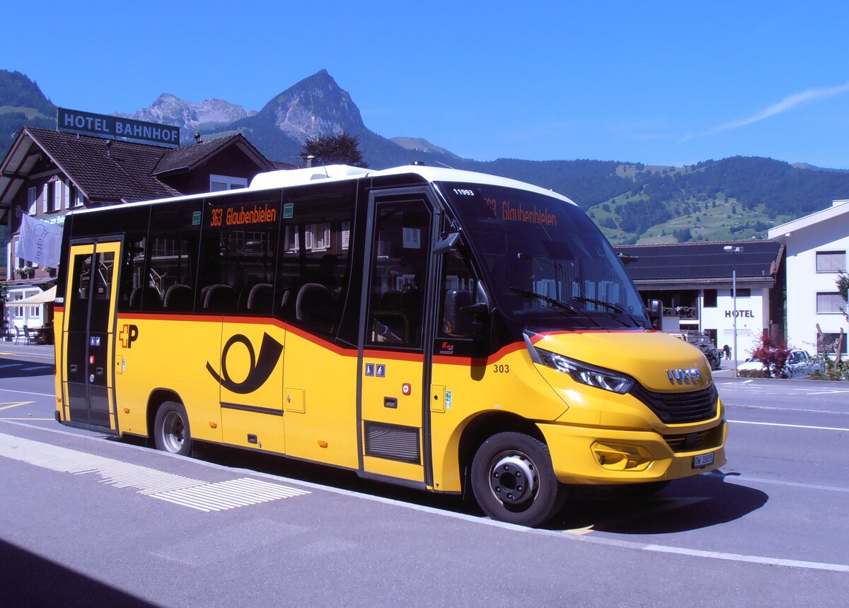 (277'925) - PostAuto Zentralschweiz - Nr. 303/OW 26'835/PID 11'993 - Iveco/K-Bus am 18. Juli 2025 beim Bahnhof Giswil