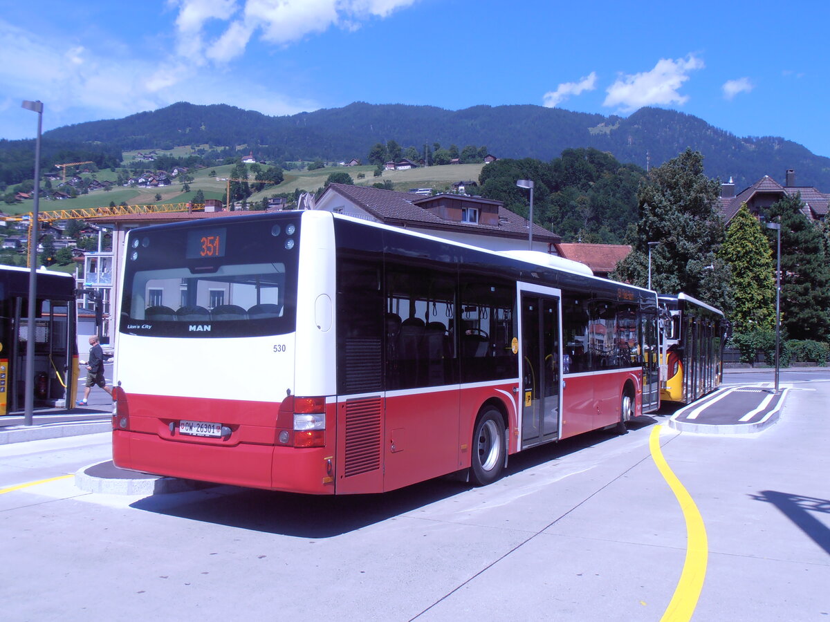 (277'933) - PostAuto Zentralschweiz - Nr. 530/OW 26'301/PID 12'338 - MAN (ex Dr. Richard, A-Wien Nr. 1418) am 18. Juli 2025 beim Bahnhof Sarnen