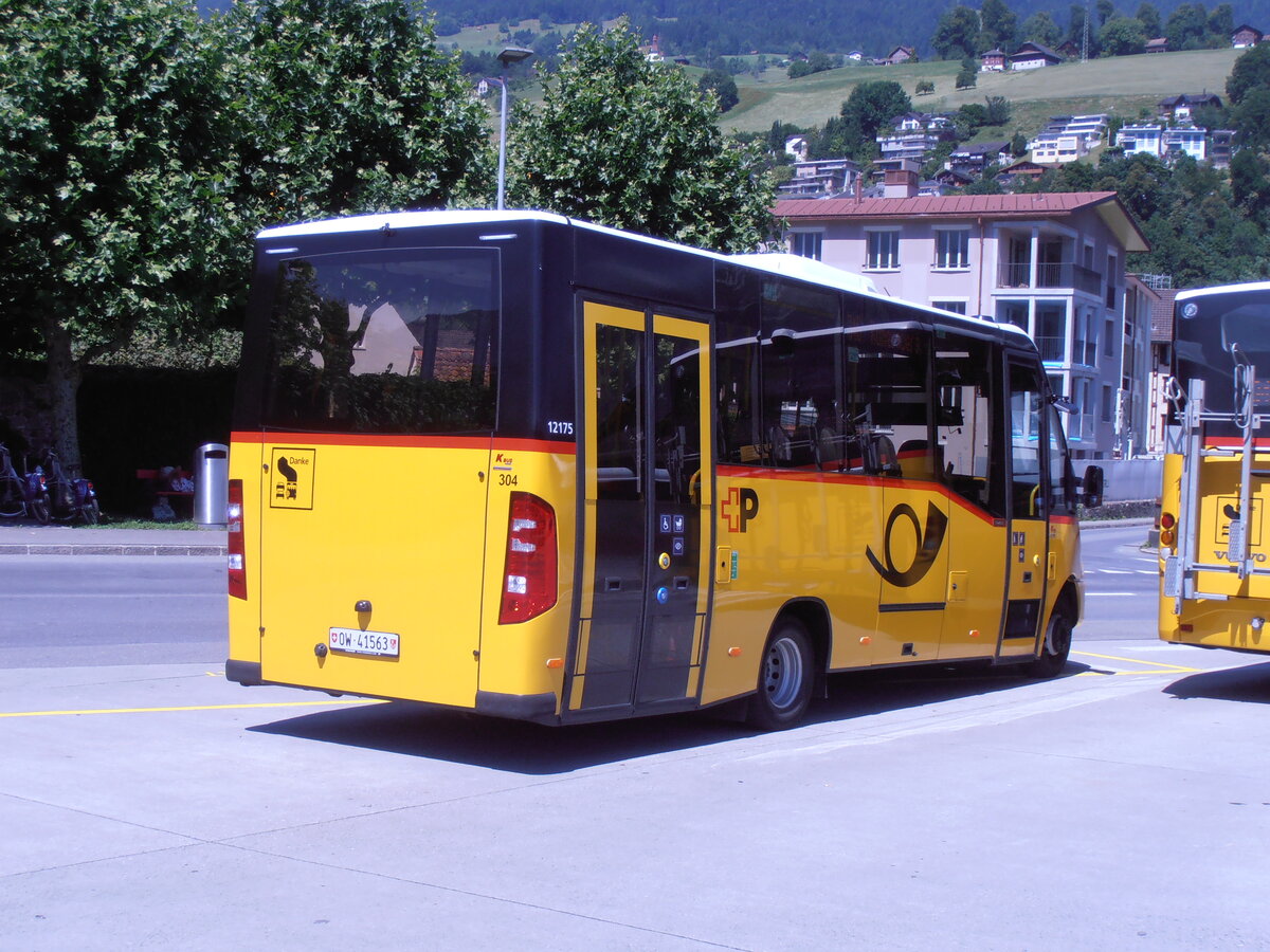 (277'934) - PostAuto Zentralschweiz - Nr. 304/OW 41'563/PID 12'175 - Iveco/K-Bus am 18. Juli 2025 beim Bahnhof Sarnen