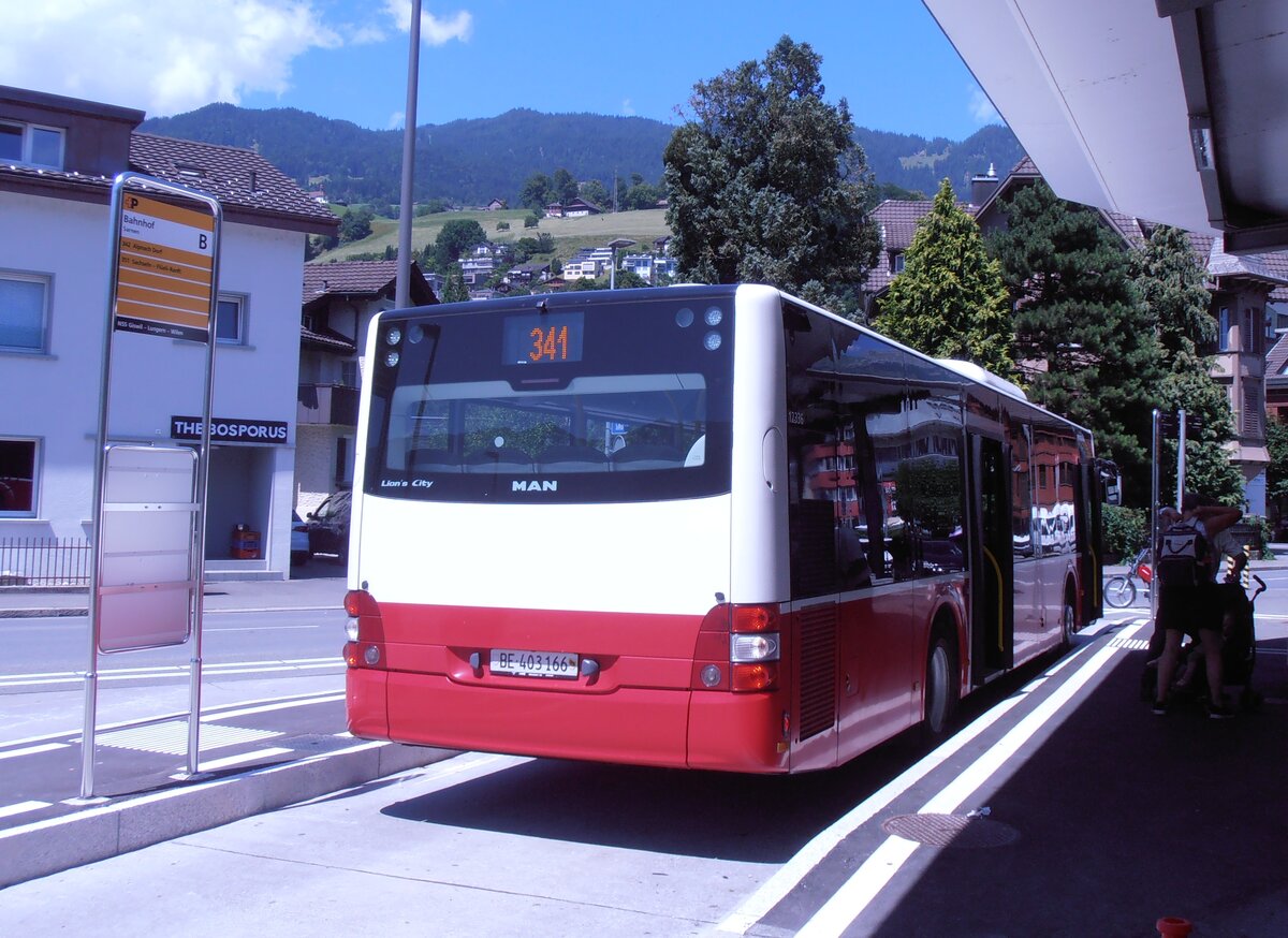 (277'943) - PostAuto Bern - BE 403'166/PID 12'336 - MAN (ex Dr. Richard, A-Wien Nr. 1411) am 18. Juli 2025 beim Bahnhof Sarnen