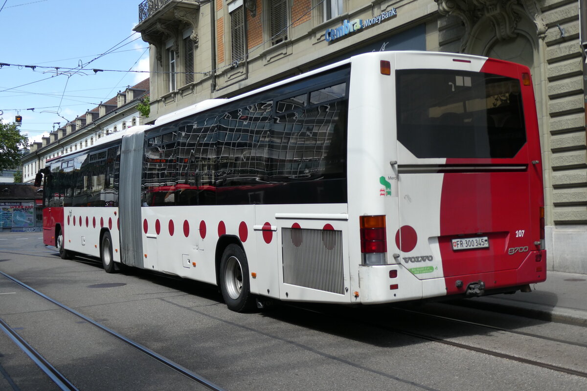 (278'346) - TPF Fribourg - Nr. 107/FR 300'345 - Volvo am 1. August 2025 beim Bahnhof Bern