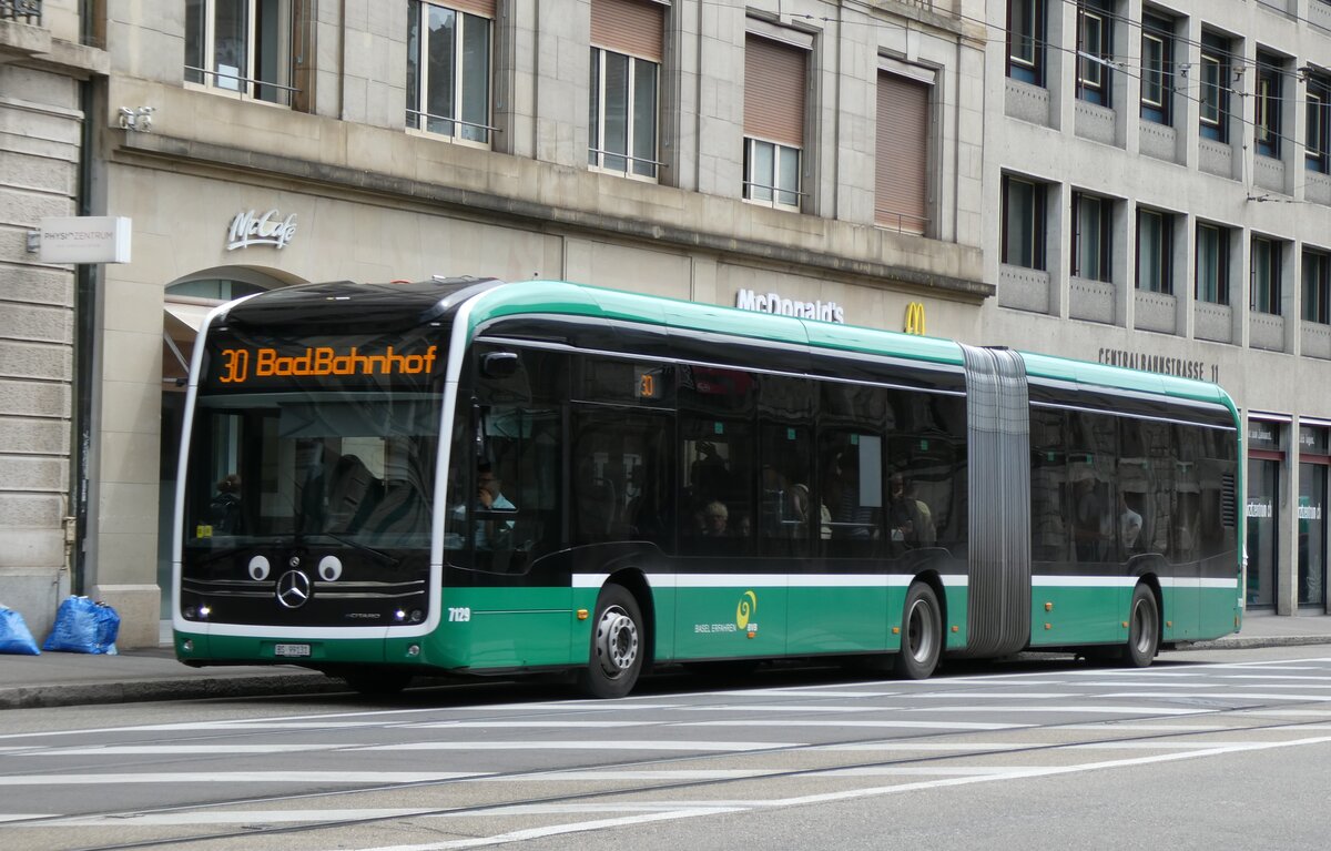 (278'454) - BVB Basel - Nr. 7129/BS 99'131 - eMercedes am 4. August 2025 beim Bahnhof Basel