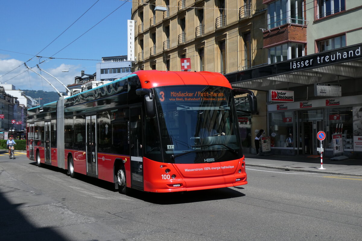 (278'490) - VB Biel - Nr. 100 - Hess/Hess Gelenktrolleybus am 4. August 2025 beim Bahnhof Biel