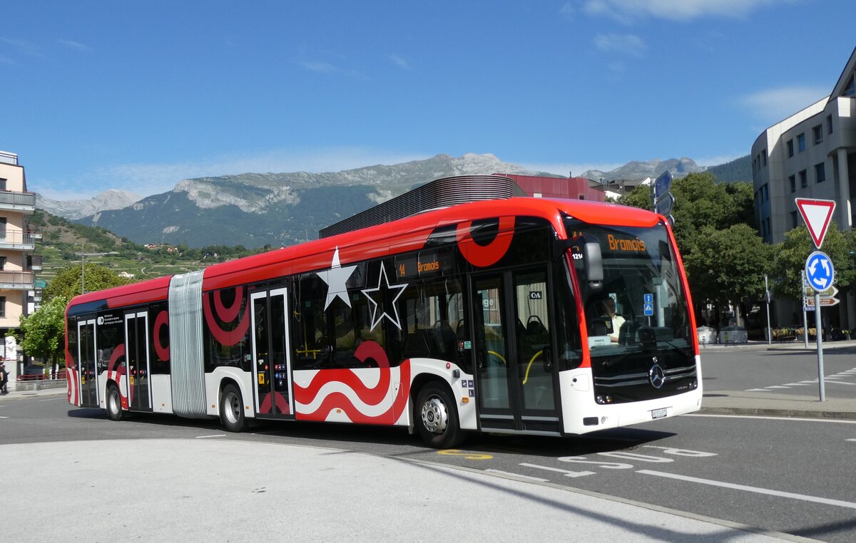 (278'525) - PostAuto Wallis - Nr. 143/VS 574'975/PID 12'143 - eMercedes am 5. August 2025 beim Bahnhof Sion