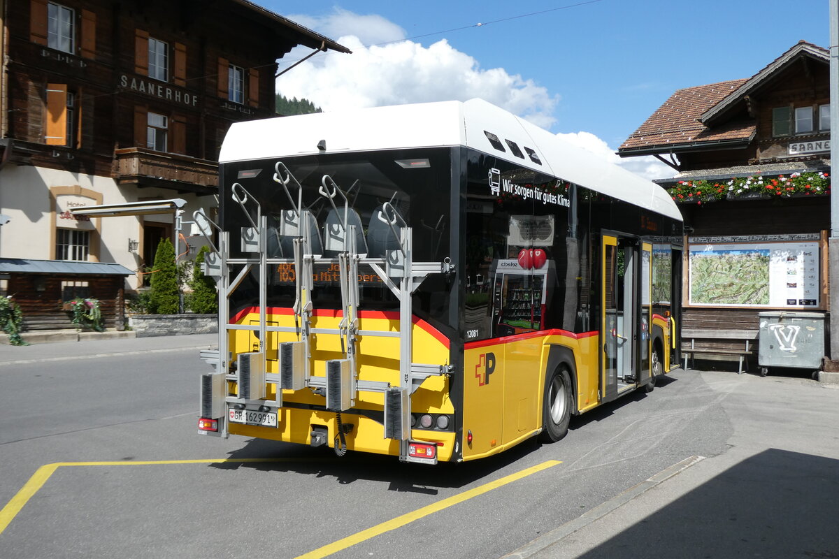 (278'571) - PostAuto Graubnden - GR 162'991/PID 12'081 - eSolaris am 5. August 2025 beim Bahnhof Saanen