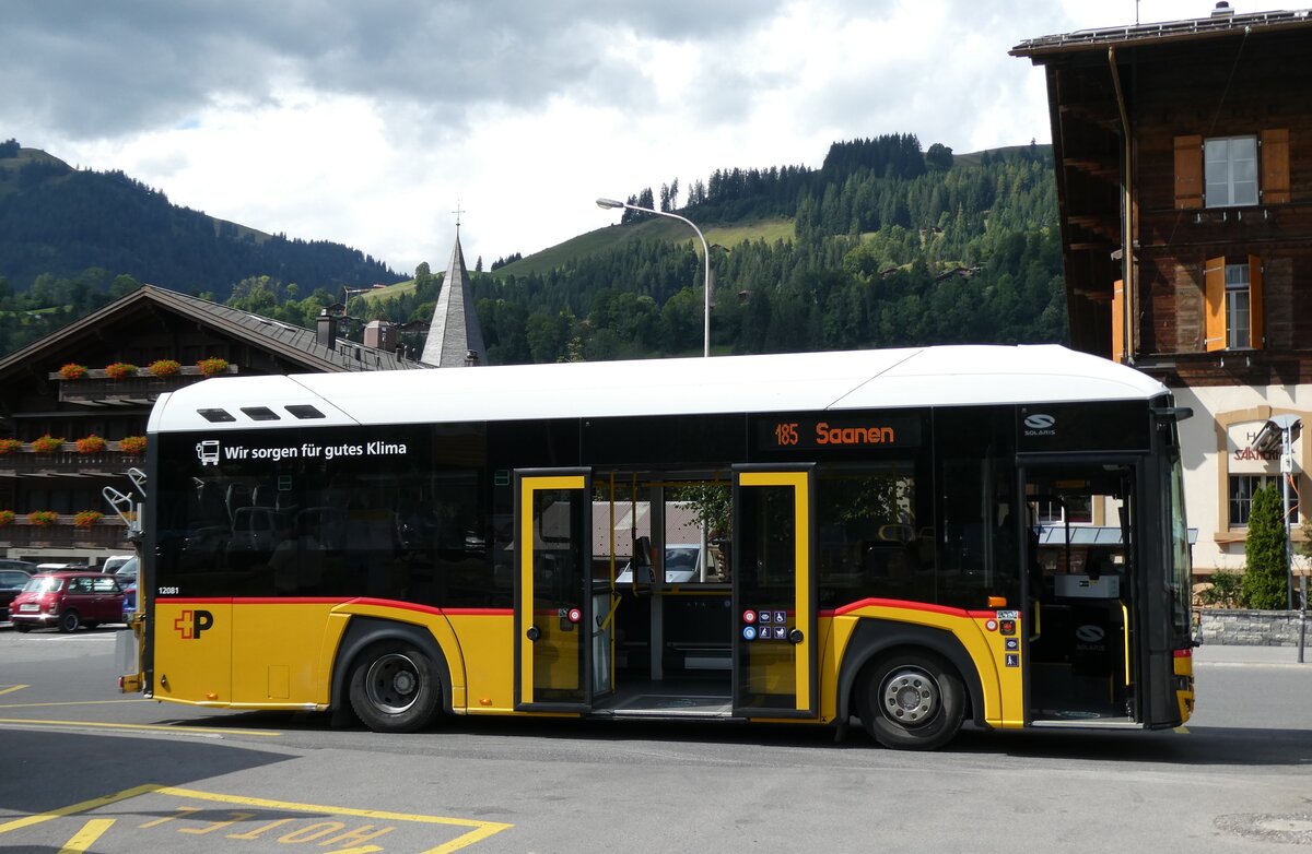 (278'572) - PostAuto Graubnden - GR 162'991/PID 12'081 - eSolaris am 5. August 2025 beim Bahnhof Saanen