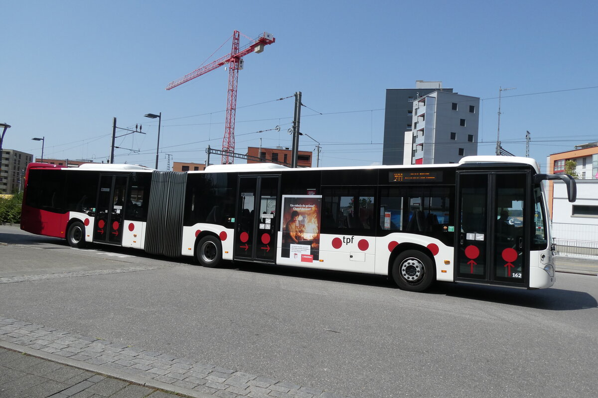 (278'874) - TPF Fribourg - Nr. 162/FR 300'244 - Mercedes am 15. August 2025 beim Bahnhof Ddingen