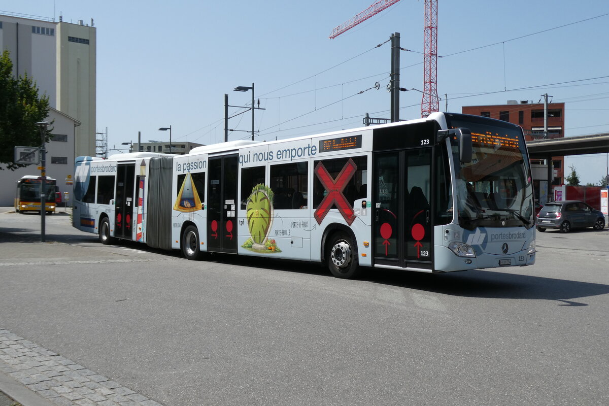 (278'882) - TPF Fribourg - Nr. 123/FR 300'254 - Mercedes am 15. August 2025 beim Bahnhof Ddingen