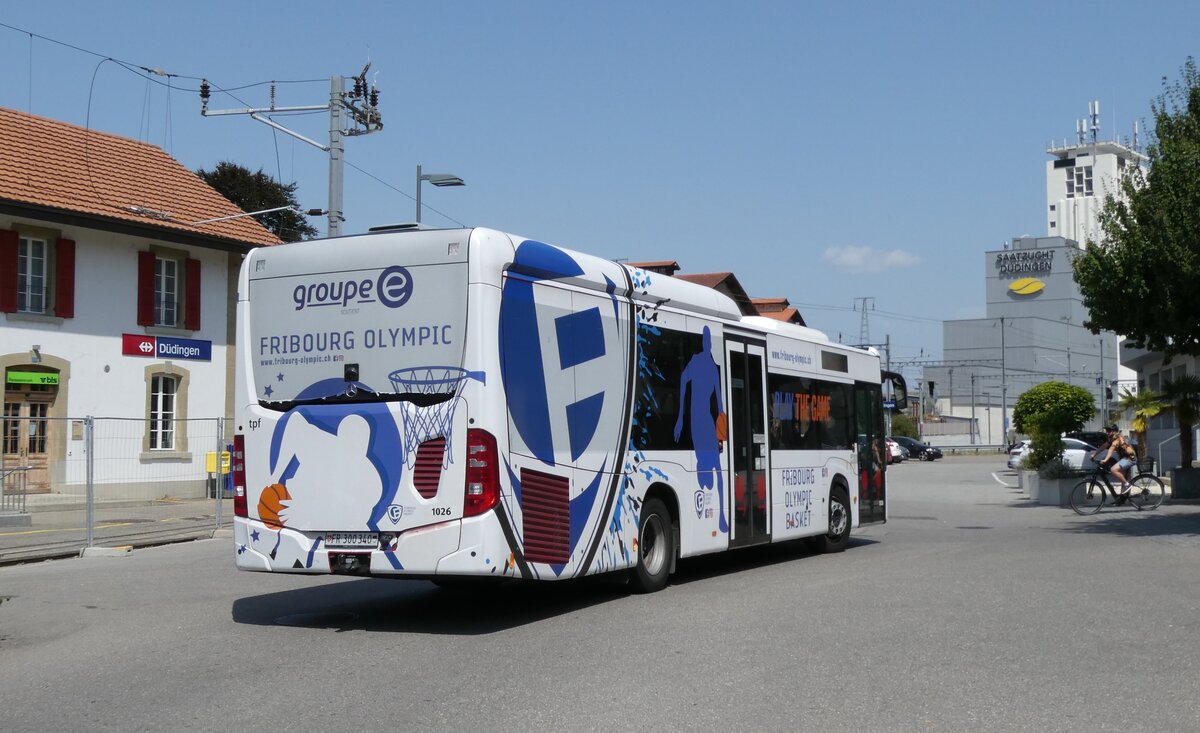 (278'897) - TPF Fribourg - Nr. 1026/FR 300'340 - Mercedes am 15. August 2025 beim Bahnhof Ddingen