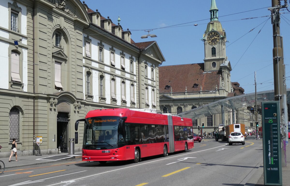 (278'909) - Bernmobil, Bern - Nr. 35 - Hess/Hess Gelenktrolleybus am 15. August 2025 beim Bahnhof Bern